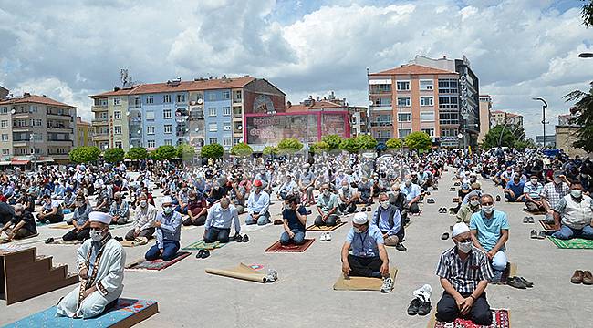 Aktekke Kent Meydanı'nda Cuma namazı yoğunluğu