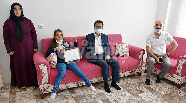 Azmiyle Örnek Olan Vildan Öztürk'e Diploması Çalışkan'dan