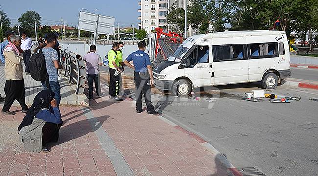 Karaman'da tarım işçilerini taşıyan minibüs devrildi: 4 yaralı