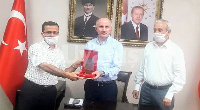 Okul arkadaşlarından Vali Meral’e Teşekkür Plaketi