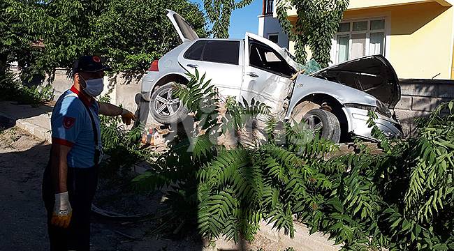 Karaman'da otomobil ağaca çarptı: 2 yaralı