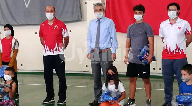Başkan Büyükkarcı'dan başarılı sporculara malzeme desteği