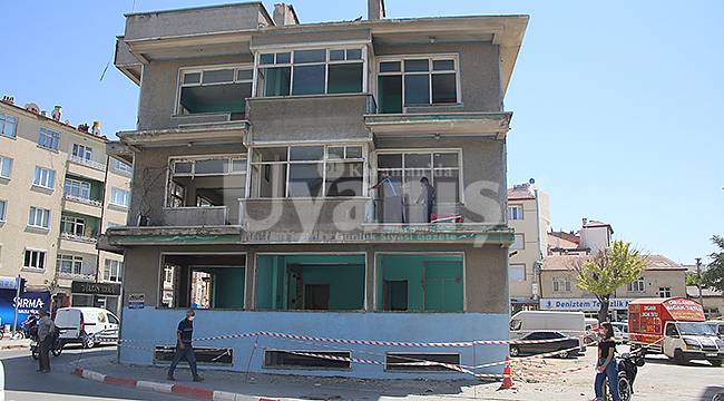 Karaman'da eski doğru yol partisi binası yıkılıyor