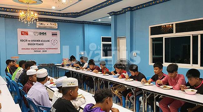 Karamanlı çift düğün yemeklerini Patani'de verdi