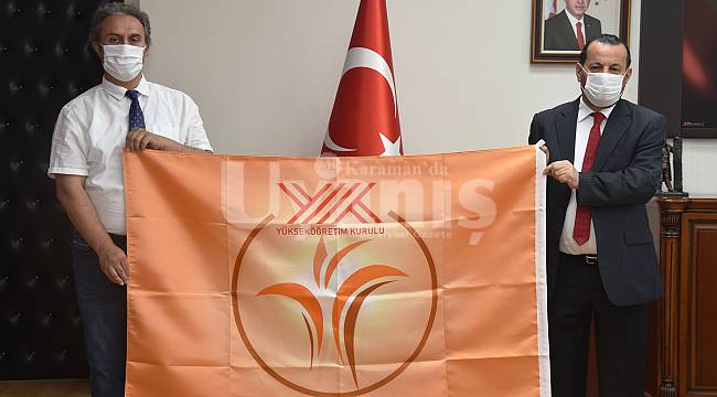 Rektör Akgül, bayrakları sahiplerine teslim etti