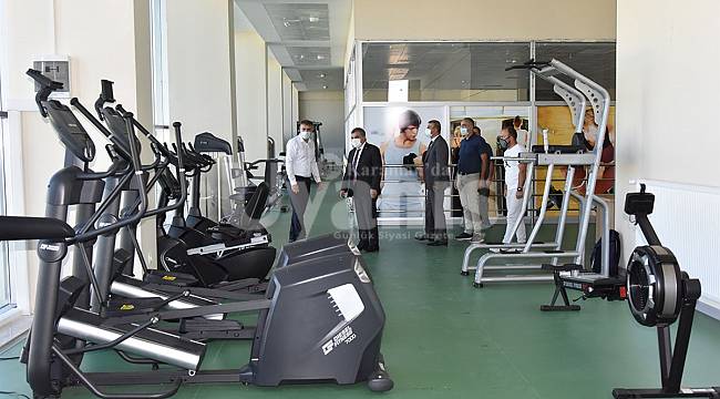 Vali Işık, spor salonunda incelemelerde bulundu