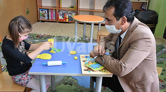 Farklı illerden gelen hediyeler öğrencilere dağıtıldı