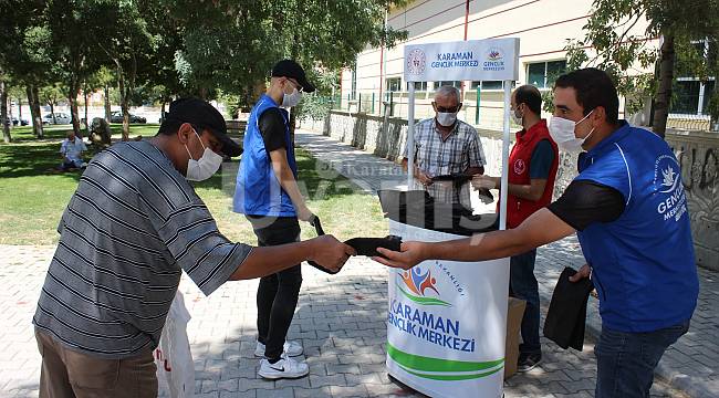Karaman'da gençler tek kullanımlık seccade dağıttı