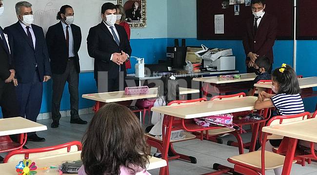 Kazımkarabekir Kaymakamı Çıkrık, minikleri okulun ilk gününde yalnız bırakmadı