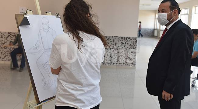Rektör Akgül, resim bölümü özel yetenek sınavını izledi