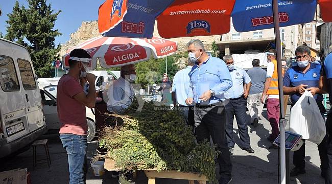 Zorlu pazar esnafına siperlik hediye etti