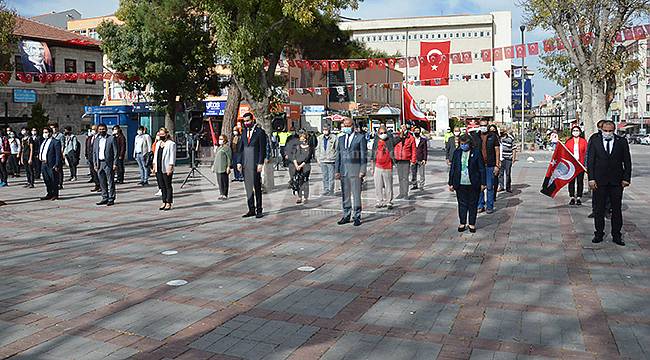 CHP, ADD ve ÇYDD Cumhuriyet Bayramı dolayısıyla çelenk sundu