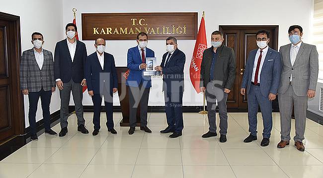 Karaman'da İş İnsanları öğrencilerin kullanması için 400 adet tablet hediye etti