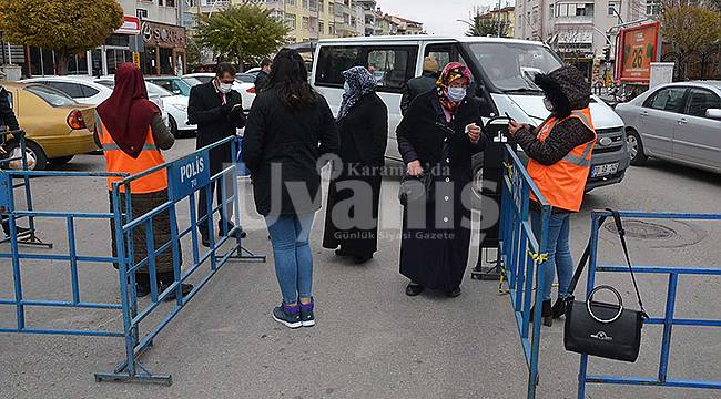 Karaman'da semt pazarında denetimler sürüyor