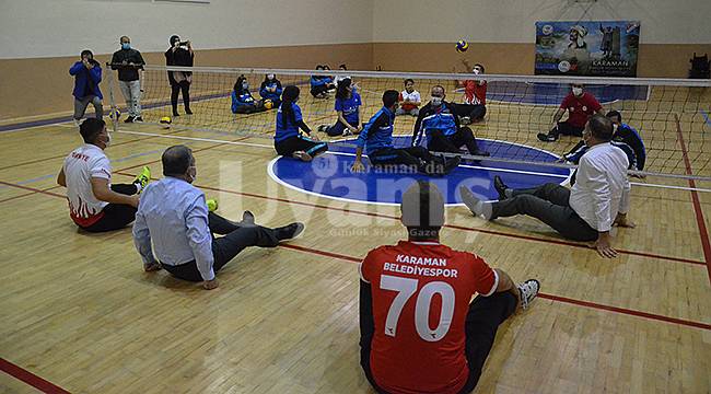 Karaman Valisi Işık engelli sporcularla oturarak voleybol oynadı