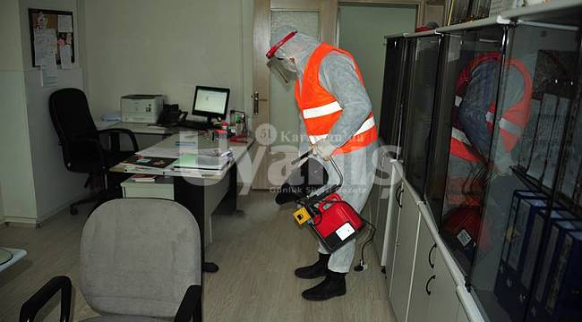 Karaman Belediyesi ekipleri büroları dezenfekte ediyor
