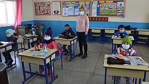 Karaman’da fedakar öğretmen köy köy gezerek öğrencilerin ihtiyaçlarını karşılıyor