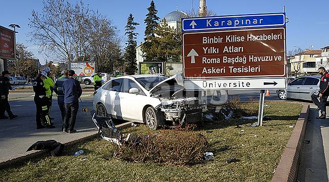 Karaman'da iki otomobil çarpıştı: 6 yaralı