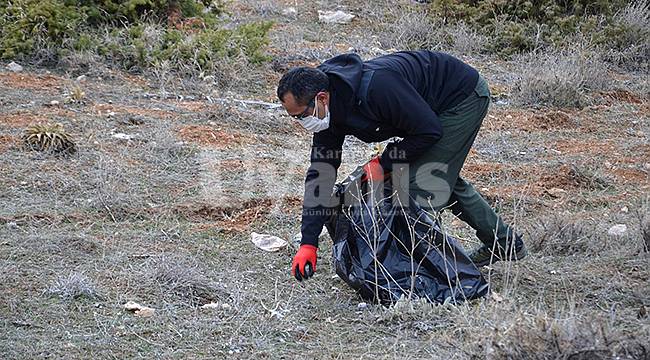 Araştırma görevlisi mesai saatleri dışında doğada çöp topluyor