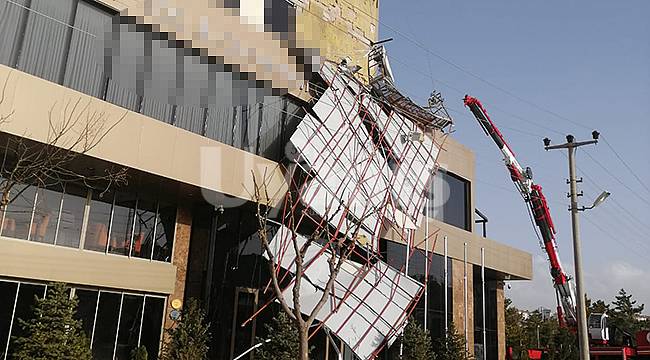 Fırtına nedeniyle bir otelin dış yalıtımı zarar gördü