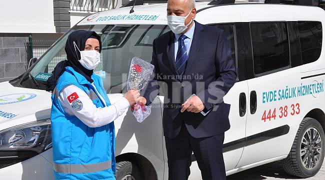 Günlerini Karanfil vererek kutladılar