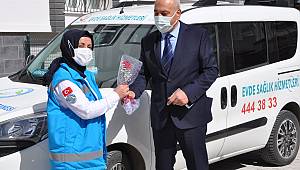 Günlerini Karanfil vererek kutladılar
