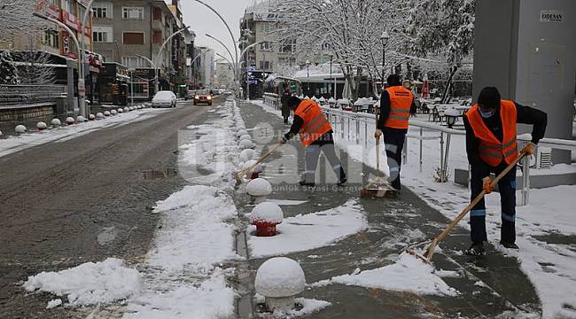 Karaman Belediyesi ekipleri kar mesaisini sürdürüyor