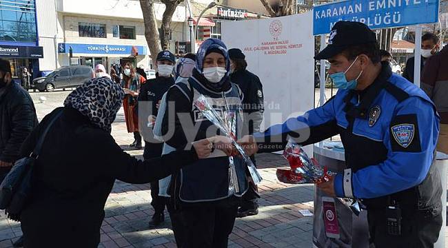 Karaman emniyeti kadınlara karanfil dağıttı