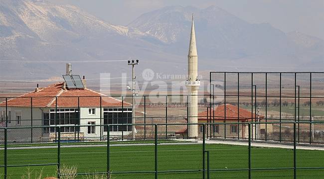 Kazımkarabekir ilçesinde sentetik futbol sahası yükselmeye devam ediyor