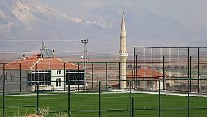 Kazımkarabekir ilçesinde sentetik futbol sahası yükselmeye devam ediyor