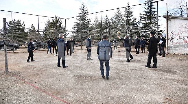 Vali Işık, Gençlerle Voleybol Oynadı