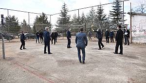 Vali Işık, Gençlerle Voleybol Oynadı