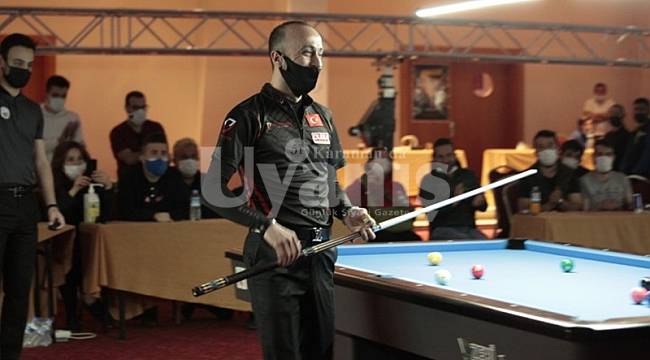 Bir altın madalyada bilardodan