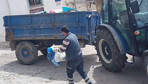 Karantinadaki ailelerin çöp ve evsel atıklarını belediye ekipleri topluyor