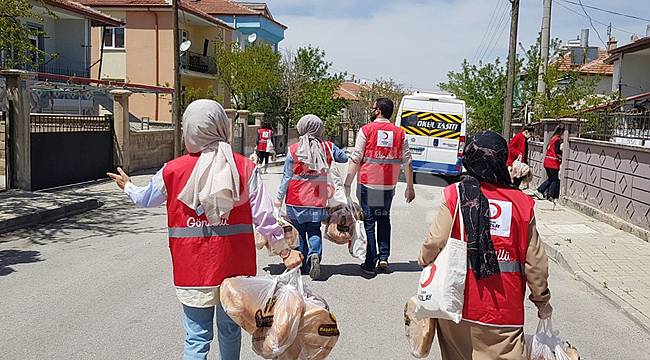 Kızılay'ın İyilik Ordusu Vatandaşa Ramazan Pidesi İkram Etti