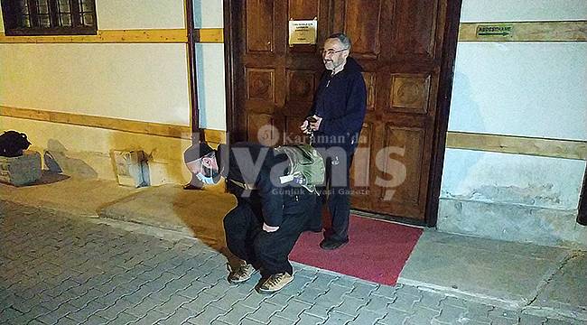 Namaz kılmak için girdiği camide mahsur kaldı