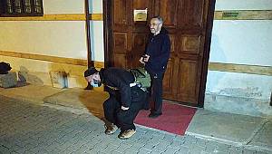 Namaz kılmak için girdiği camide mahsur kaldı