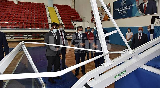 Vali Işık, Merkez Spor Salonunda İncelemelerde Bulundu