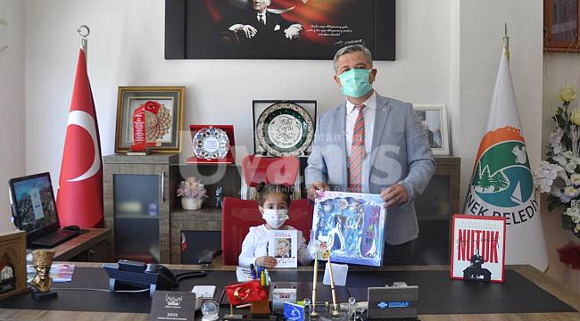 Zorlu 23 Nisan'da çocuklara nutuk kitabı dağıttı