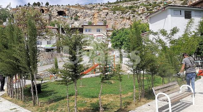 Ermenek'te Park Ve Bahçelerde Temizlik Çalışmaları Devam Ediyor