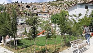 Ermenek'te Park Ve Bahçelerde Temizlik Çalışmaları Devam Ediyor