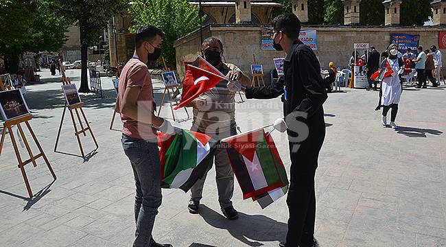Farkındalık oluşturmak için Türk ve Filistin bayrakları dağıttılar