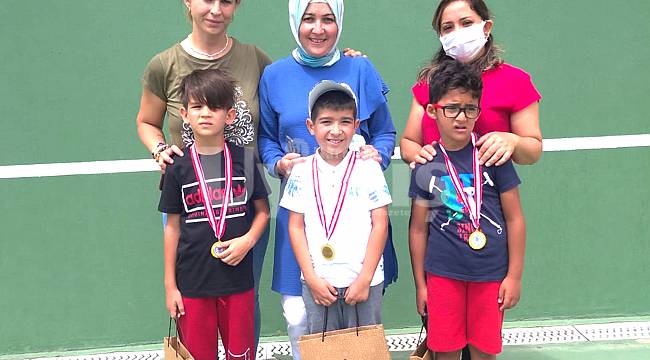 Karaman Tenis Takımı Konya'dan Madalyalarla Döndü