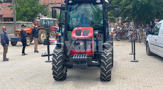 Köylerde Traktörlerin Vize İşlemlerinin Birinci Bölümü Tamamlandı