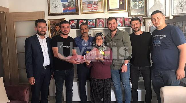 Şehit Babalarının Yanında Oldular