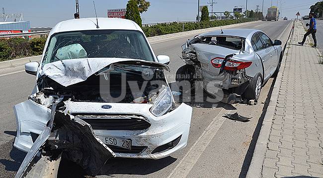 Karaman'da hafif ticari araç park halindeki otomobile çarptı