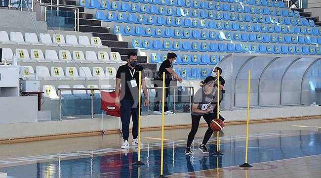 Rektör Ak Özel Yetenek Sınavında Öğrencilerle Bir Araya Geldi