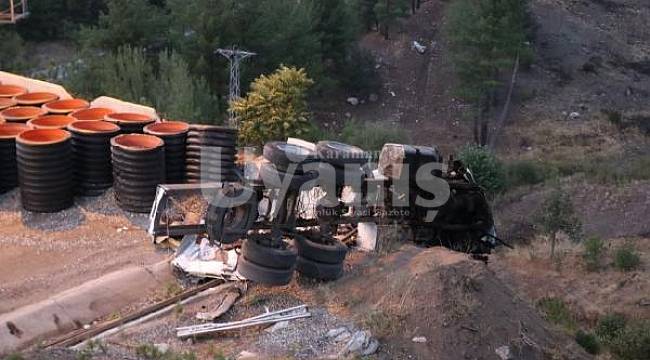 Adana'da 70 Plakalı Nakliye Kamyonu Beton Bariyere Çarptı: 4 Ölü