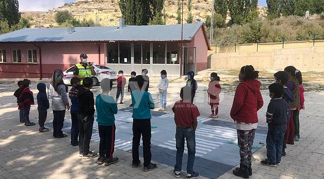 Karaman'da jandarmadan öğrencilere trafik eğitimi