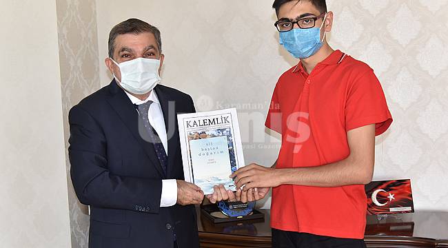 Liseli Genç Şair Enes Gürbüz "Sil Baştan Doğarım "İsimli Şiir Kitabını Vali Işık'a Hediye Etti